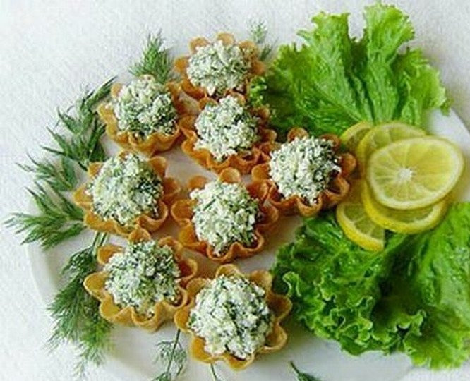 1. Этап. Салат из творога с чесноком: Заправим сметаной или маслом, тщательно перемешаем и уберем в холодильник хотя бы на полчасика. Спустя это время салат из творога с чесноком можно подавать на стол!