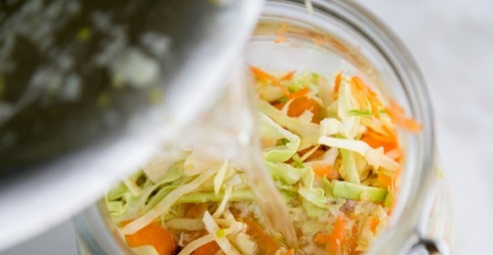 1. Этап. Капустный салат с клюквой: Влейте в банку с салатом получившуюся заправку. Закройте и оставьте на четыре часа.