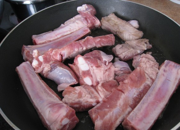 1. Этап. Острые свиные ребрышки: Обжариваем ребрышки на разогретом масле на сковородке со всех сторон, чтобы мясо подрумянилось. Лучше это делать на сильном огне.