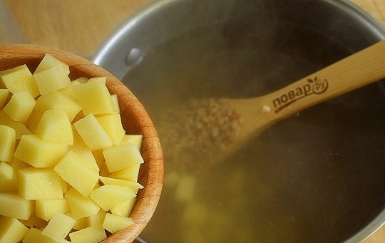 1. Этап. Харчо с перловкой: Картофель нарежьте кубиками, добавьте в бульон, варите до мягкости.