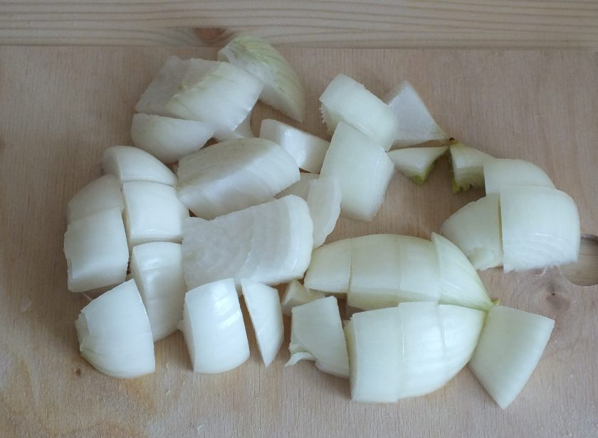 1. Этап. Икра из опят через мясорубку: Лук почистите и нарежьте крупно.