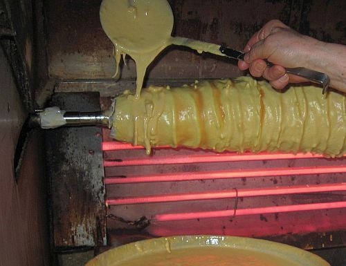 1. Этап. Торт Шакотис: Тесто льется на специальный вертел, который медленно вращается. Именно это стекание теста дает такую красивую форму торта.