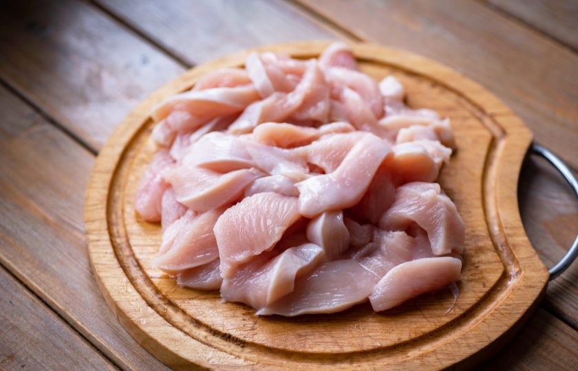 1. Этап. Жульен в аэрогриле: Нарежьте куриное филе полосками.