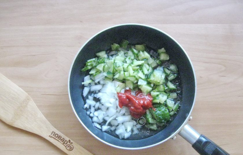 1. Этап. Солянка Советская: Налейте подсолнечное масло и 50 мл. куриного бульона.