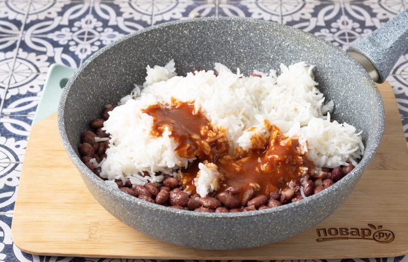 1. Этап. Рис с красными бобами: Затем добавьте томатную пасту со специями и рис. Тушите на медленном огне 5-7 минут под крышкой.
