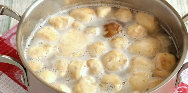 1. Этап. Белые маринованные грибы: Грибы промойте, очистите и разрежьте, если нужно. Сложите в кастрюлю, залейте водой и доведите до кипения. Затем воду слейте.