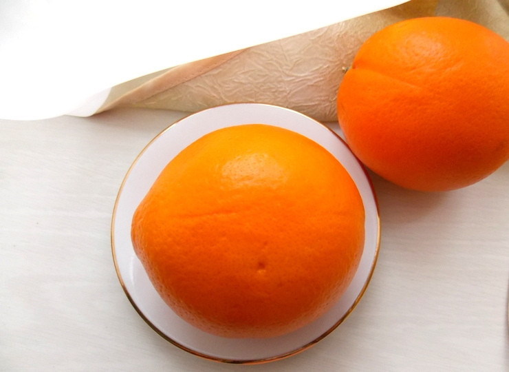 1. Этап. Пряное апельсиновое масло: Тщательно вымойте апельсины щеткой и мылом, сполосните горячей водой.