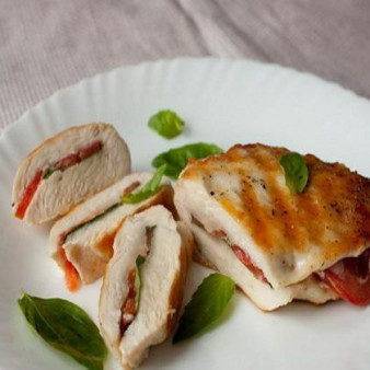 Куриные грудки с томатом и базиликом