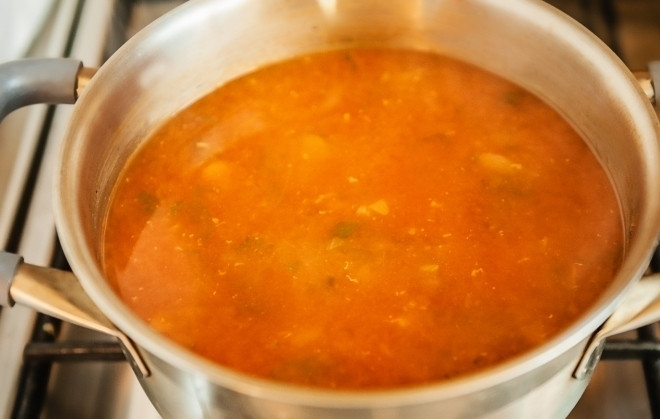 1. Этап. Селянка: Бульон снова доведите до кипения. Добавьте в него продукты со сковороды. Варите суп 10 минут.