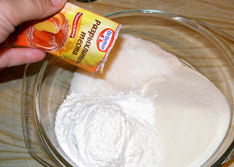 1. Этап. Шарлотка с тертыми яблоками: Соединяем сыпучие продукты: сахар, манку, муку, разрыхлитель, соль.