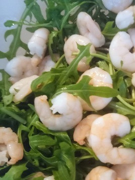 1. Этап. Салат с креветками и грушей: Добавить креветки.