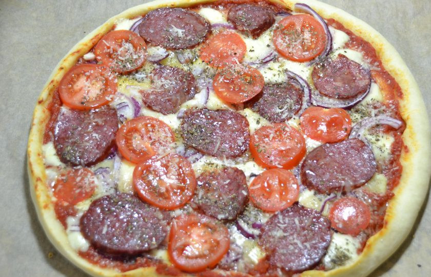 1. Этап. Пицца Миланская: Выложите на пиццу салями, помидоры, присыпьте оставшимся пармезаном, сухим базиликом, сбрызните оливковым маслом и отправьте снова в духовку на 5-8 минут для окончательного запекания.