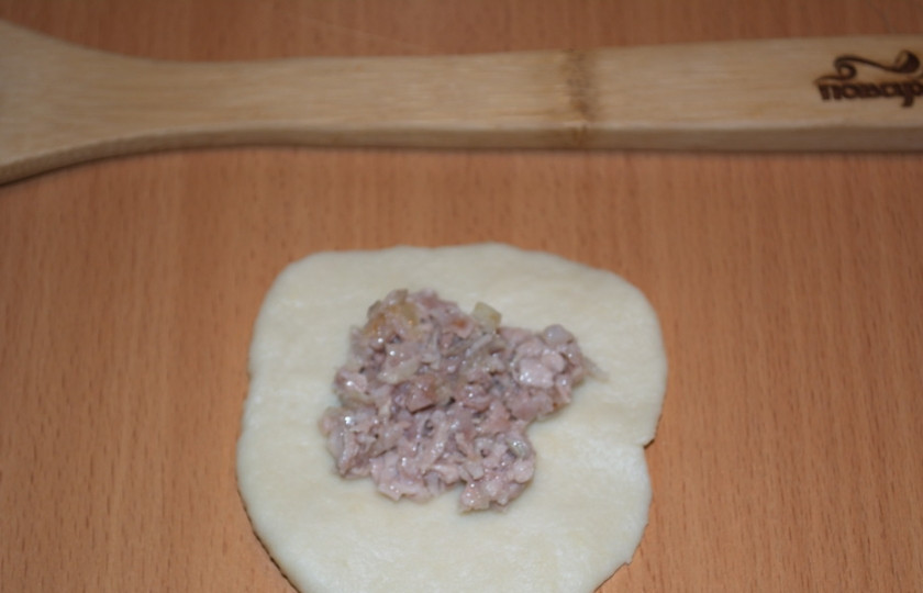 1. Этап. Вареники по-донскому: Каждый кусочек раскатайте в блинчик. В серединку выложите начинку. Соедините края, крепко их защипнув.