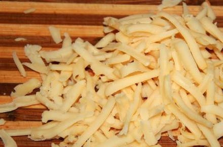 1. Этап. Быстрый пирог с капустой на кефире: Сыр натираем на крупной терке.