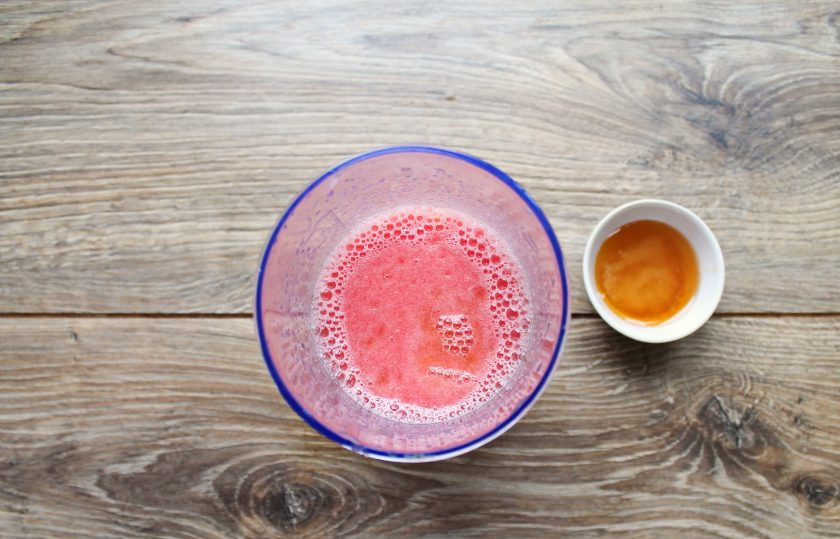 1. Этап. Коктейль из арбуза с лаймом: Добавьте в чашу блендера мед, пробейте до однородности и сразу подавайте.