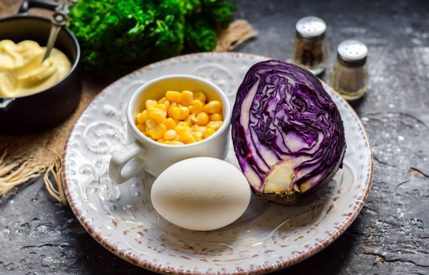 1. Этап. Салат с краснокочанной капустой и кукурузой: Подготовьте все необходимые ингредиенты.