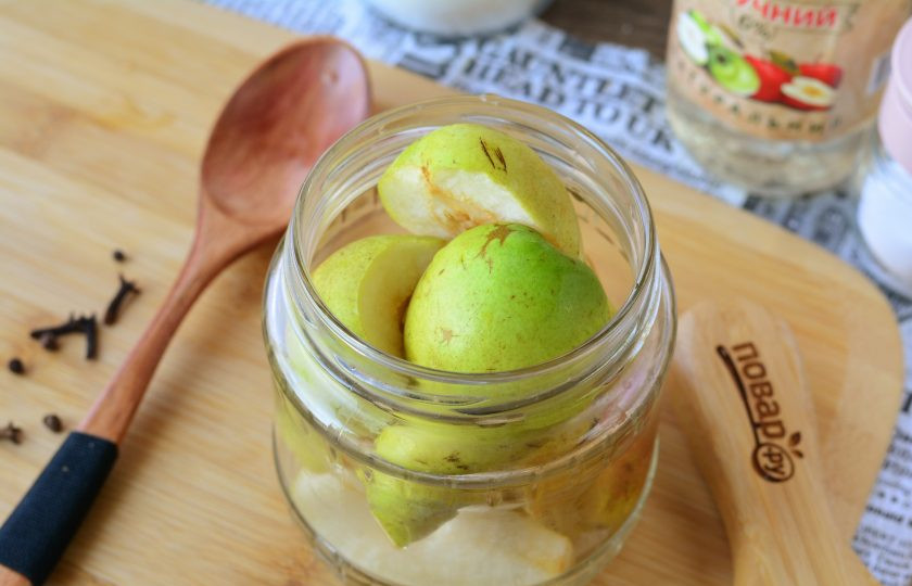 1. Этап. Консервированные груши без стерилизации: Груши переложите в чистые и простерилизованные банки.