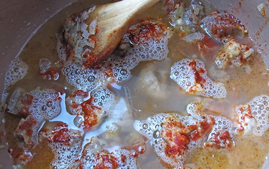 1. Этап. Венгерский суп-гуляш в хлебе: 3. Теперь отправляем к нашему мясу картофель и заливаем водой или бульоном. Доводим до готовности и в самом конце добавляем зелень.