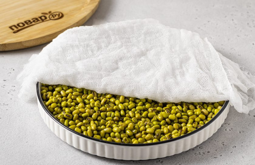 1. Этап. Пророщенный маш: Сверху накройте тарелку влажной марлей. Оставьте на 1-2 дня, каждый день смачивайте марлю.