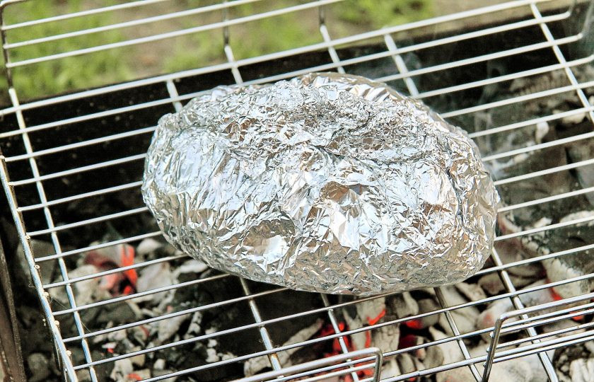 1. Этап. Диетическая рыба под маринадом: Затем аккуратно соедините края по принципу мешочка, если необходимо, можно запаковать фольгу еще в 1-2 слоя, после чего выложите упакованную рыбу на решетку и жарьте на седых углях в течение 20-25 минут.