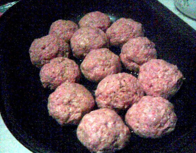 1. Этап. Тефтели из красной рыбы: В рыбный фарш добавить укроп, муку, соль, перец. Хорошо все перемешать. Сформировать из рыбного фарша тефтели.