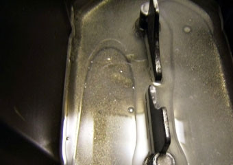 1. Этап. Постный хлеб в хлебопечке: Контейнер хлебопечки смазываем растительным маслом.