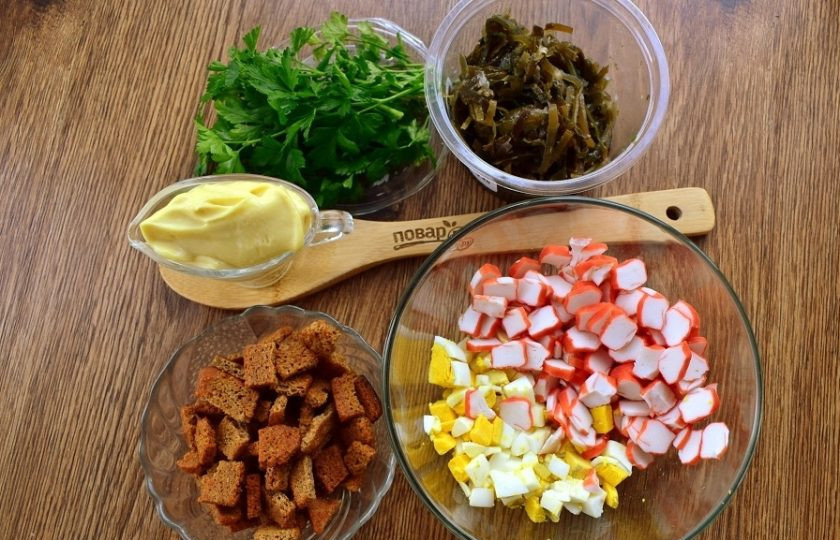 1. Этап. Салат Простецкий: Крабовые палочки нарежьте тонкими кружками, яйца — кубиками.