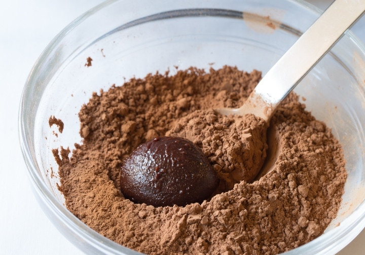 1. Этап. Шоколадные трюфели (конфеты): 4. Обваляйте конфеты в какао порошке. Угощайтесь!