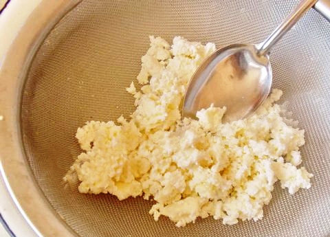 1. Этап. Творожная пасха в духовке: Свежий творог необходимо протереть, я это сделал через сито, и творог получится очень нежным и воздушным. Можно воспользоватся блендером.