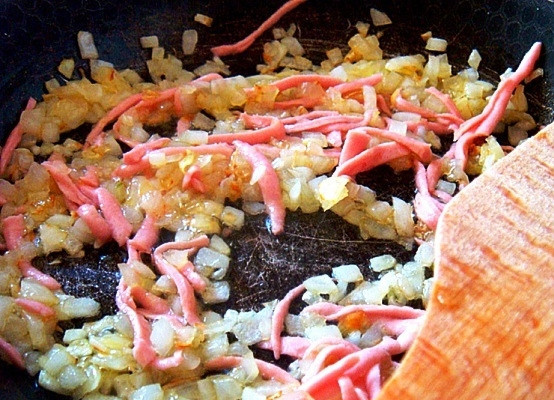 1. Этап. Сундучки из картофеля: Теперь готовим начинку. Для этого на оливковом масле до золотистости обжариваем лук, затем добавляем к нему ветчину и обжариваем еще пару минут.