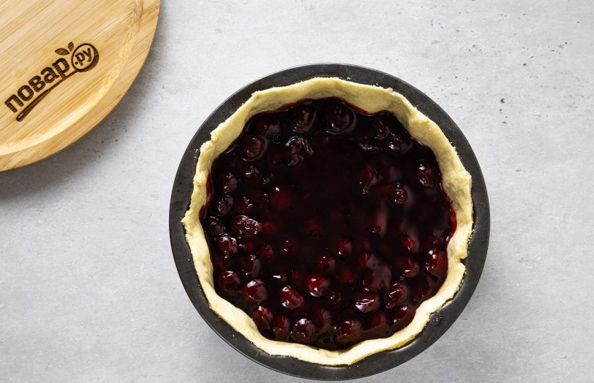 1. Этап. Вегетарианский пирог с вишней: Достаньте пирог из духовки, обрежьте края. Выложите вишневую начинку.