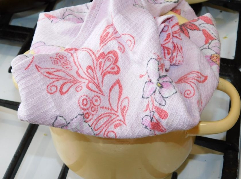 1. Этап. Бисквит в кастрюле: Крышку оберните полотенцем, чтобы при приготовлении в него впиталась лишняя влага. Поставьте кастрюлю на маленький огонь на рассекатель. Готовьте бисквит примерно час. Проверяйте готовность бисквита деревянной шпажкой.