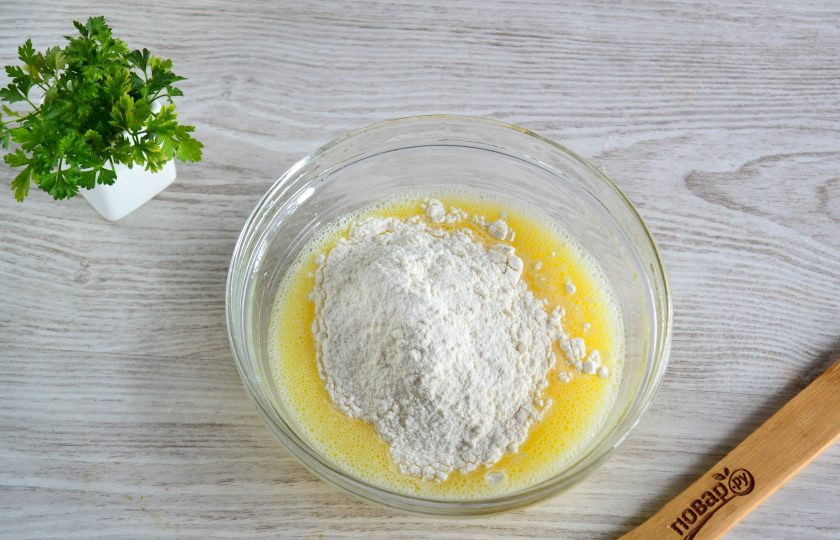 1. Этап. Ленивые пельмени на сковороде: Добавляйте муку небольшими порциям и перемешивайте сначала венчиком или ложкой, а затем переложите тесто на рабочую поверхность и замесите густое, но эластичное тесто.