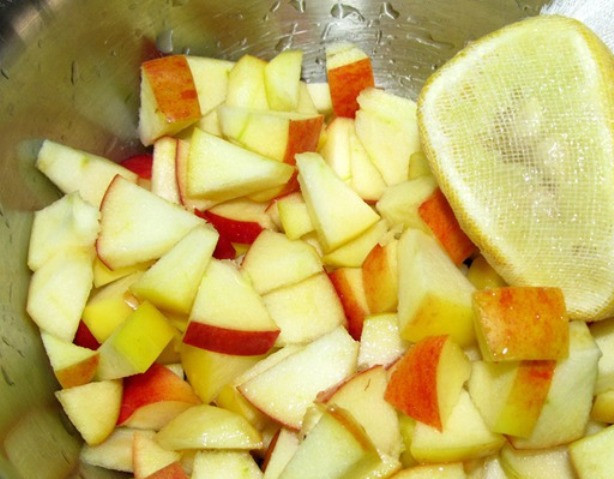 1. Этап. Салат с капустой, яблоками и брюссельской капустой: Яблоки порежьте кусочками и полейте лимонным соком.