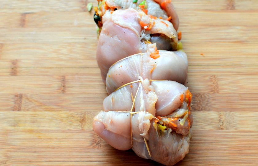 1. Этап. Рулет из индюшки: Сверните рулетом и крепко перевяжите кулинарной нитью.