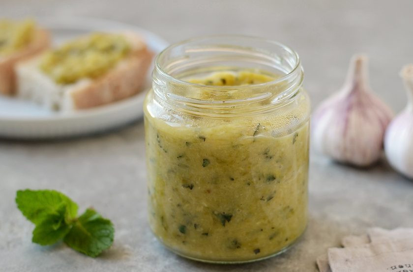 1. Этап. Кабачковая икра с мятой: Разложите кабачковую икру по чистым баночкам. Кабачковая икра с мятой готова, приятного вам аппетита!