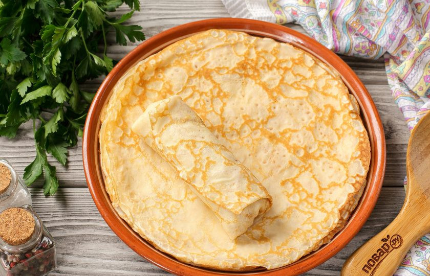 1. Этап. Блинчики с мясом, морковью и капустой: И сверните блинчик рулетом.