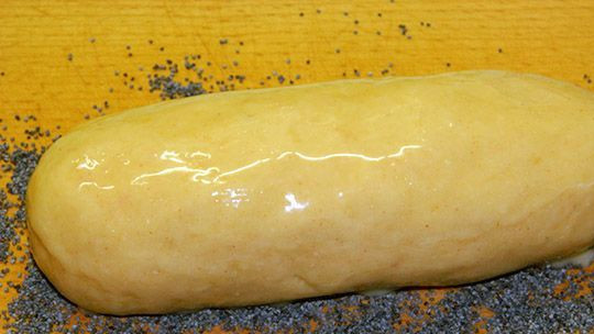 1. Этап. Печенье с сыром: Достаем тесто из холодильника, обмазываем яйцом и обваливаем в маке.