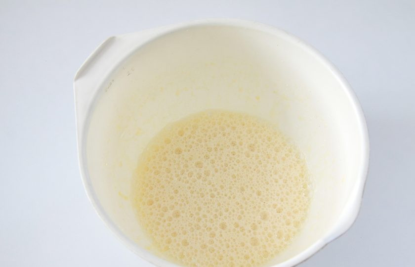 1. Этап. Блинный торт: 2. Взбейте яйца с солью и сахаром в глубокой миске.