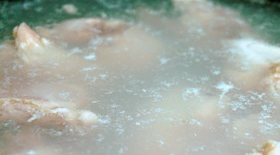 1. Этап. Чихиртма из курицы: Курицу разделываем на куски, промываем и варим бульон. Обязательно снимаем пенку. После закипания уменьшаем огонь до минимума и варим примерно 1,5 часа. Минут за 20 до конца варки солим.