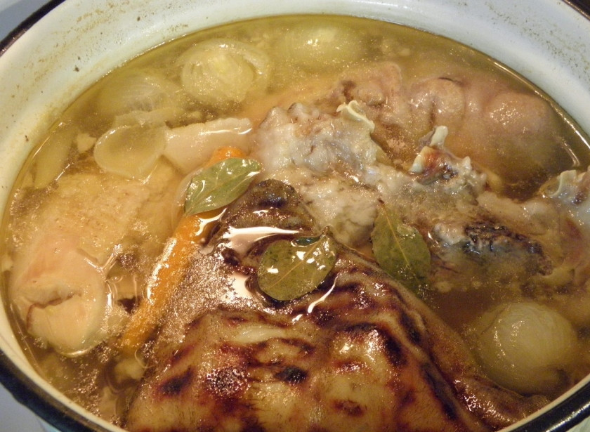 1. Этап. Холодец классический: Спустя 6 часов холодец почти готов. Удалите осторожно из бульона морковь, лавровый лист и лук. Они не понадобятся. Я иногда режу в бульон мелко морковь для красоты, но это не обязательно. Дайте холодцу остыть.