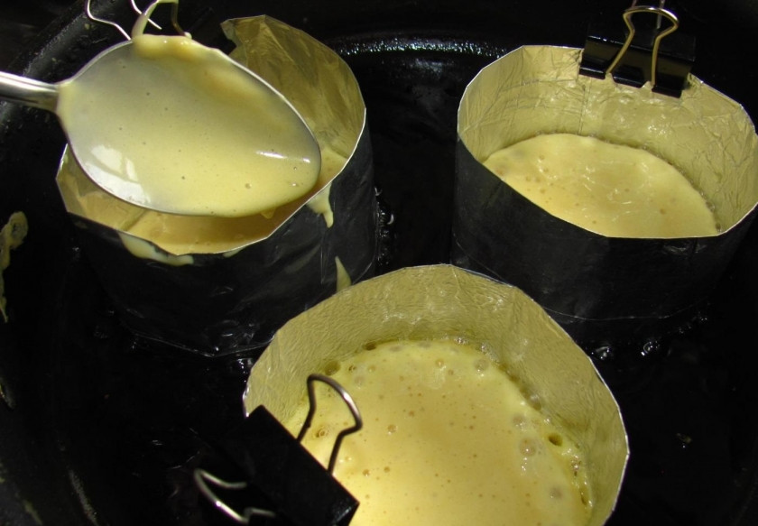 1. Этап. Крампет: 4. Сковороду ставим на огонь, наливаем подсолнечное масло и разогреваем. Подготовленные формы ставим на раскаленную сковороду, в каждую наливаем по 3 столовые ложки теста. Когда крампеты поднимутся наполовину, то снимаем форму и переворачиваем их. Поджариваем с другой стороны до румяной корочки.