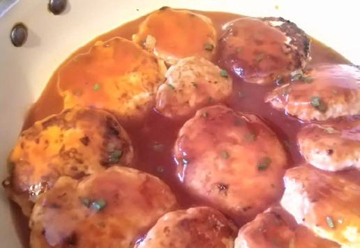 1. Этап. Биточки из индейки в пряном томате: Сложить биточки в кастрюлю или сковороду большого диаметра. В томатное пюре добавить специи, соль, разбавить водой. Залить биточки томатом, накрыть крышкой и протушить 15 минут при небольшом кипении.