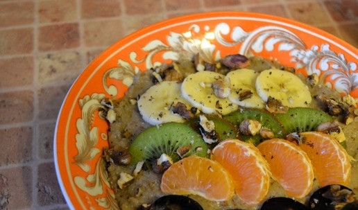 1. Этап. Гречневый смузи-боул: В миску выложить гречневый смузи. Сверху украсить нарезанными фруктами, посыпать измельчёнными орехами.