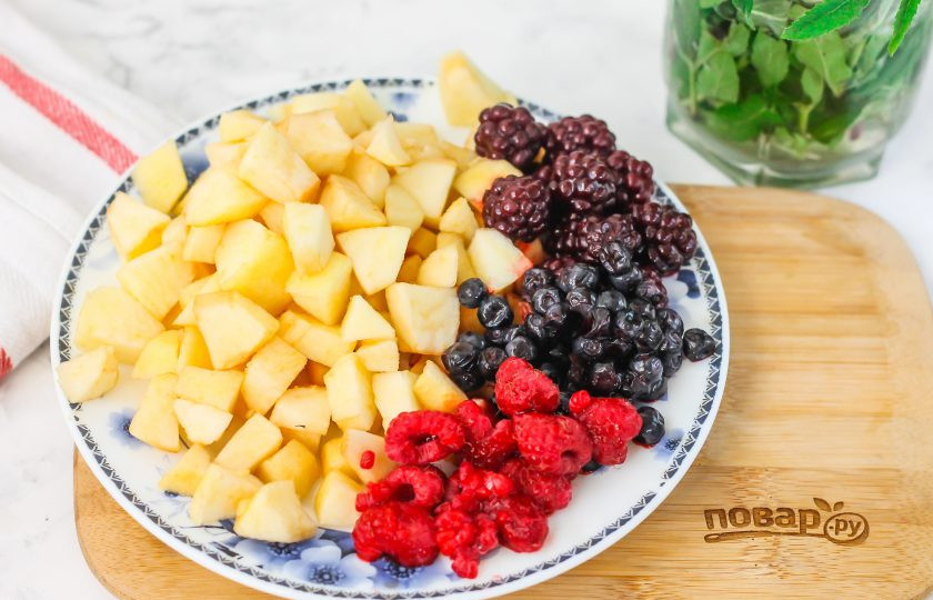 1. Этап. Пирог с яблоками и ягодами: Очистите от кожуры яблоки, разрежьте их на четыре части, вырежьте яблочные блоки. Промойте и нарежьте мелкими кубиками. Крупно не нарезайте, иначе нарезка опустится на дно. Ягоды промойте, удалите хвостики.