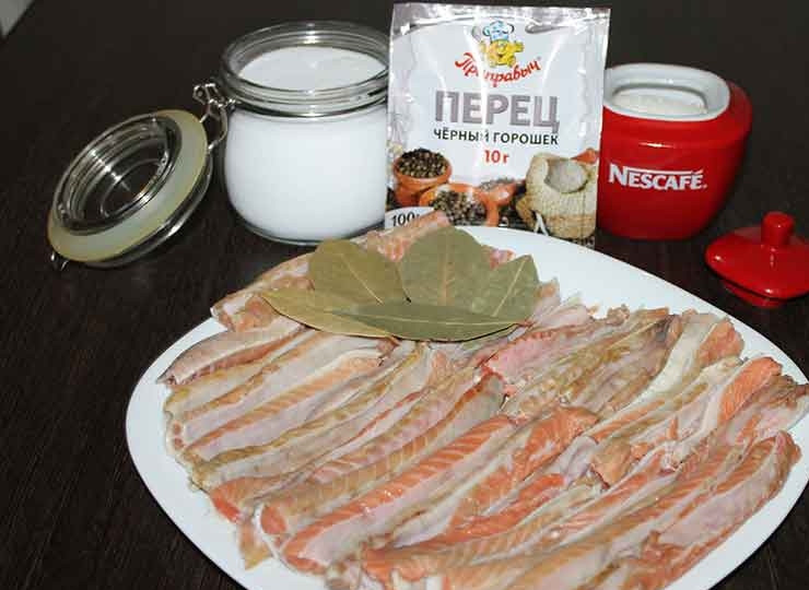 1. Этап. Засолка брюшек семги: Подготовьте все необходимые ингредиенты.