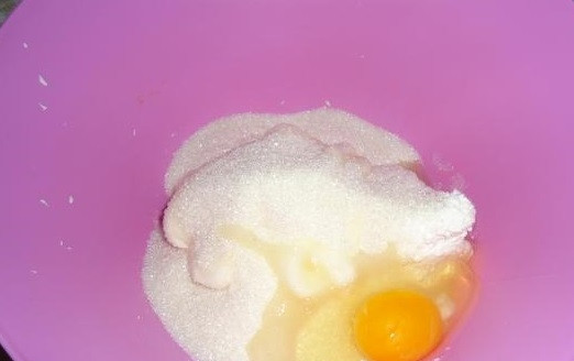 1. Этап. Вкусный пирог с вишней и творогом: 6. Всыпьте сахар. Вбейте яйцо.