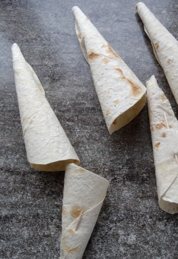 1. Этап. Рожок из лаваша с салатом Мимоза: Свернуть лаваш, по принципу, сворачивания кулька для семечек)). Размер легко регулируется. Скрепить зубочистками.