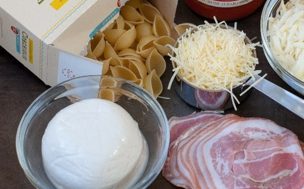 1. Этап. Макаронная запеканка с моцареллой: 1. Вот перед вами набор ингредиентов, которые будут использоваться в рецепт приготовления макаронной запеканки с моцареллой. Вы можете варьировать этот состав по своему желанию.