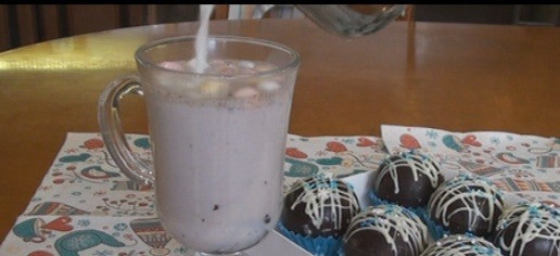 1. Этап. Шоколадные бомбочки с маршмэллоу: Шокобомбочку заливаем горячим молоком и наблюдаем как шоколад лопается и вываливается маршмэллоу и какао). Удивите своих родных и близких. С наступающими вас праздниками!